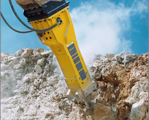 挖改液压钻机是在挖掘机的基本上改裝而成的用以选矿厂岩层凿岩的机械